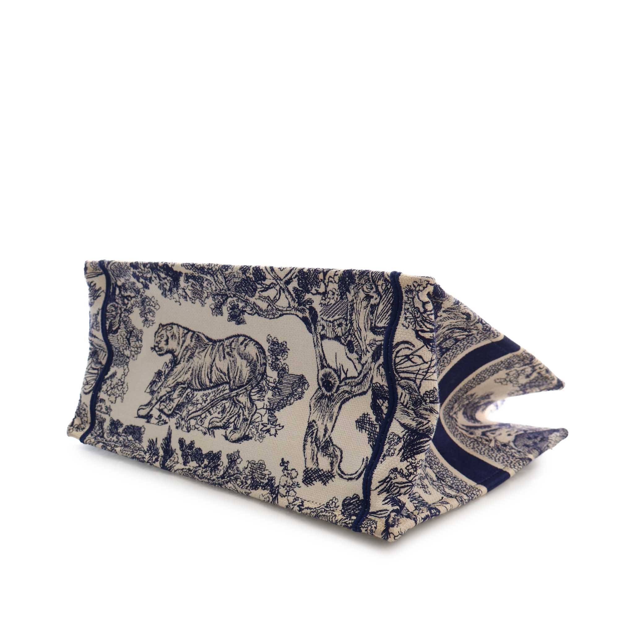sc:https://storage.googleapis.com/luxclusif-photos-sku/QVUR1FFRFM942YGU/QVUR1FFRFM942YGU_6.jpg