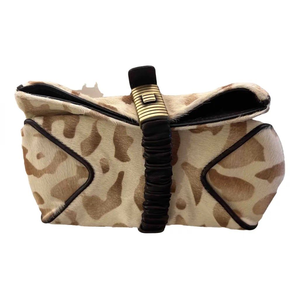 sc:https://old.stylecycle.gr/media/catalog/product/b/e/beige-leather-bottega-veneta-clutch-bag-26368975-1_2.jpg