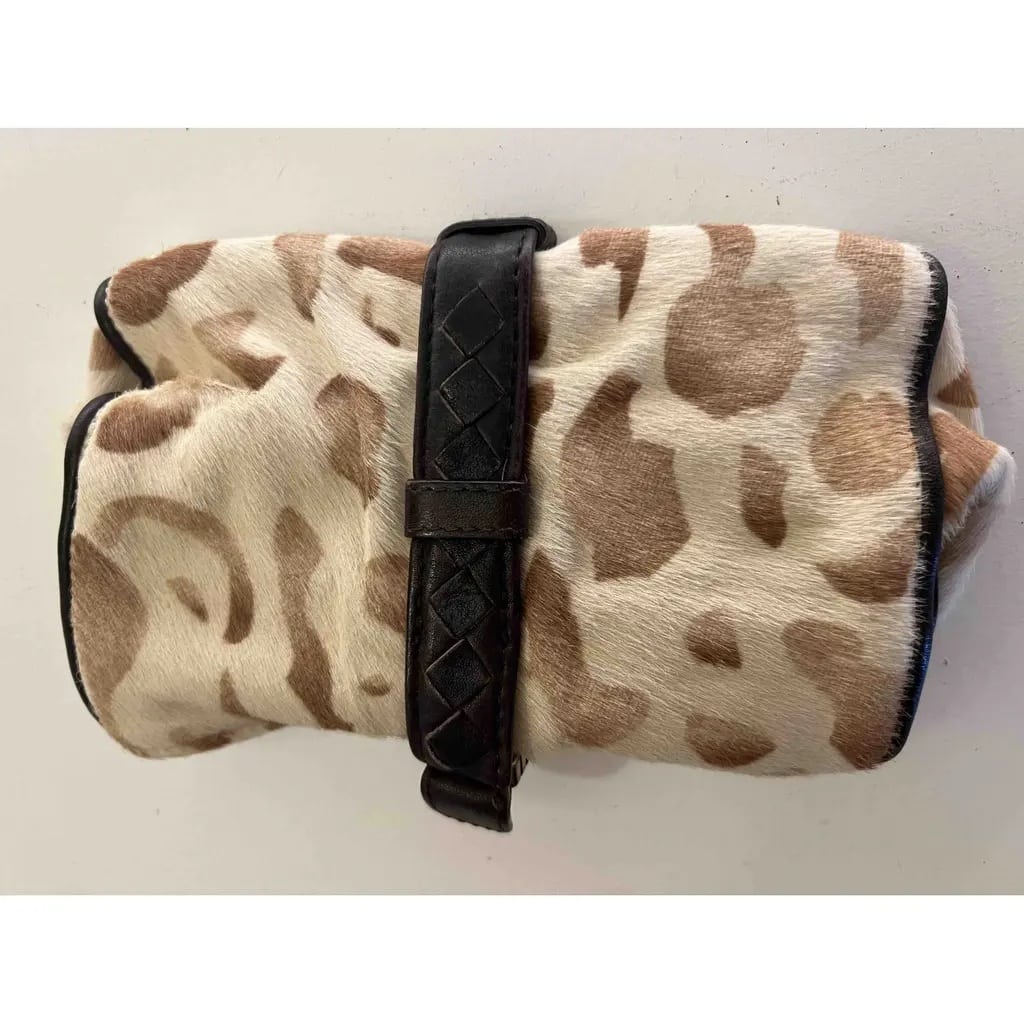 sc:https://old.stylecycle.gr/media/catalog/product/b/e/beige-leather-bottega-veneta-clutch-bag-26368975-3_2.jpg