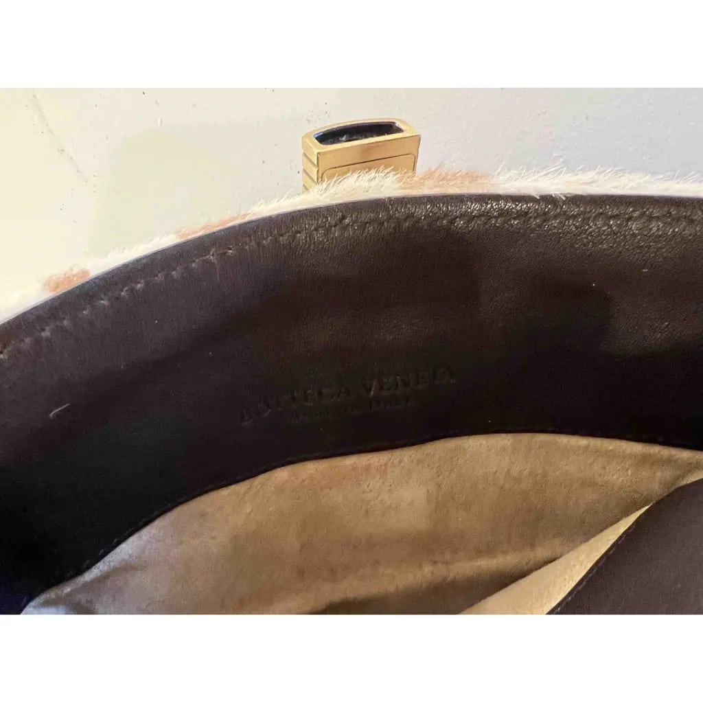 sc:https://old.stylecycle.gr/media/catalog/product/b/e/beige-leather-bottega-veneta-clutch-bag-26368975-6_2.jpg