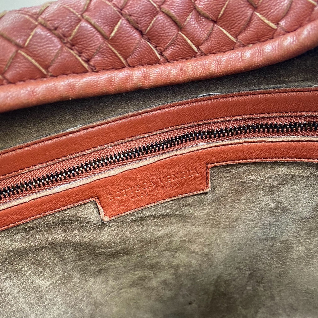 sc:/b/o/bottega_bag_details_logo_inside.jpg