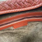 sc:/b/o/bottega_bag_details_logo_inside.jpg