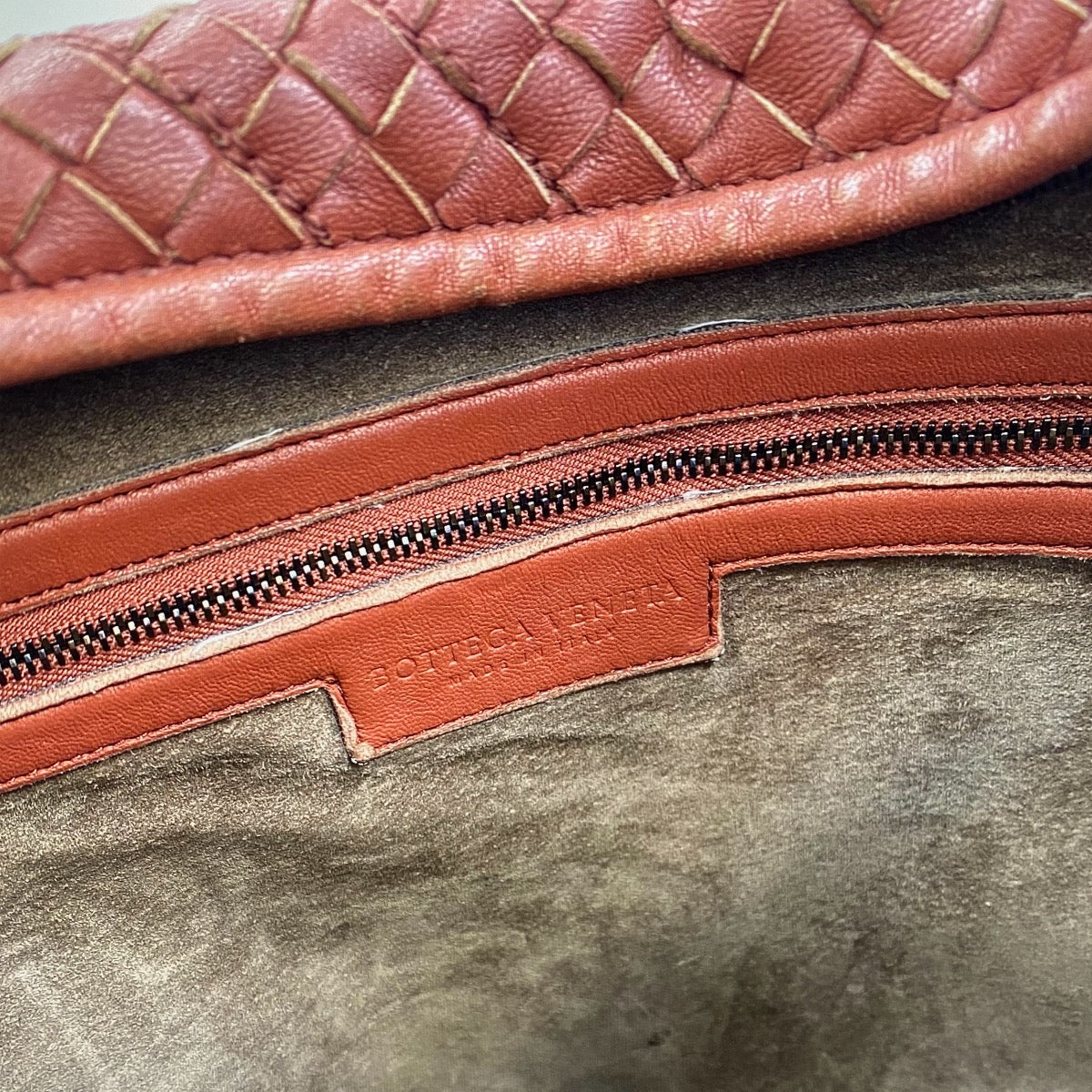sc:/b/o/bottega_bag_details_logo_inside.jpg