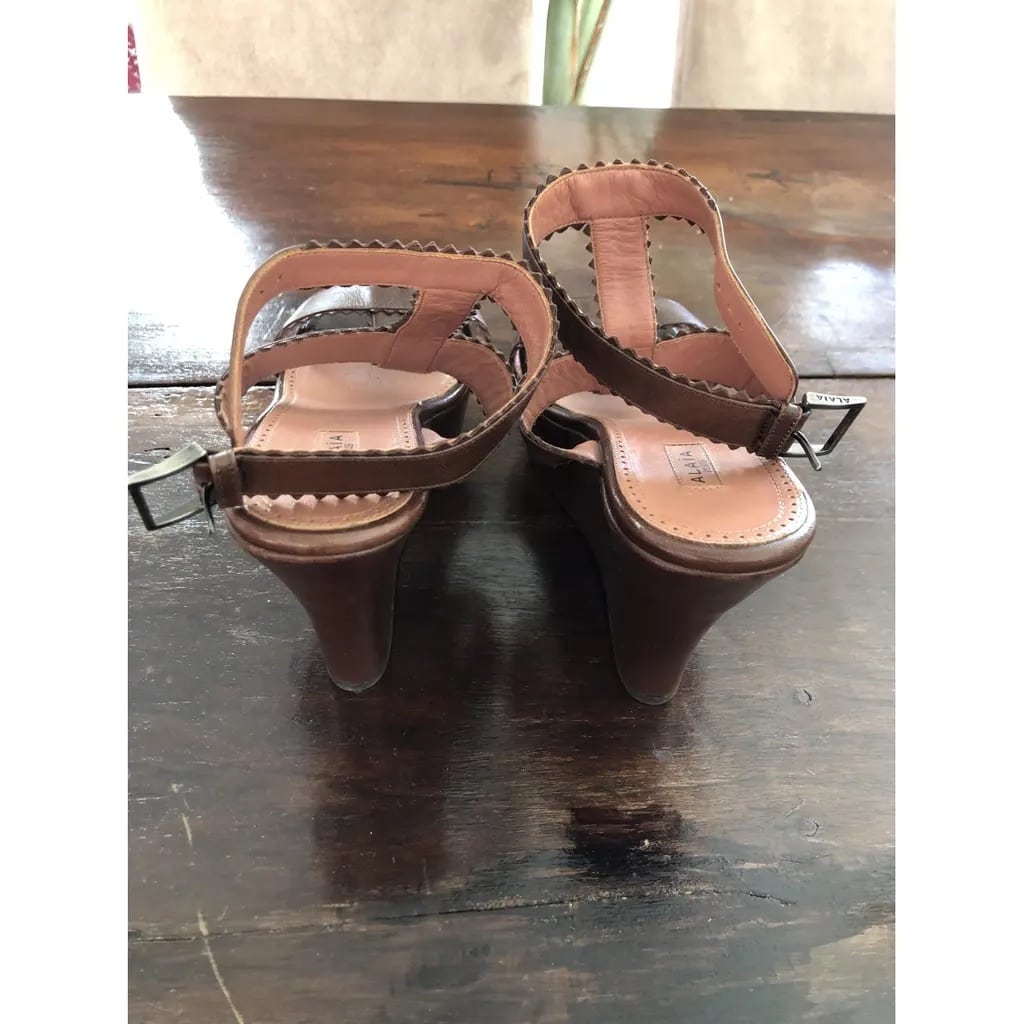 sc:https://old.stylecycle.gr/media/catalog/product/b/r/brown-leather-alaia-sandals-18406618-4_3.jpg