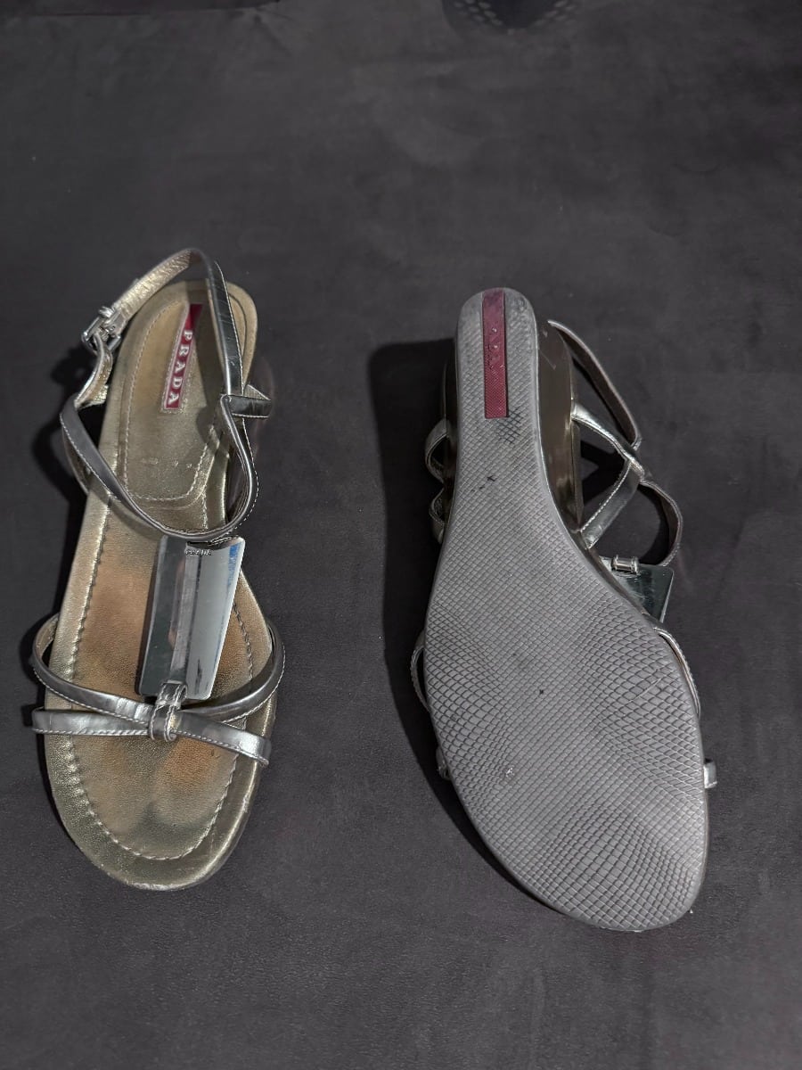 sc:/p/r/prada_gold_sandals_2.jpg