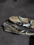 sc:/p/r/prada_gold_sandals_3.jpg