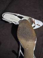 sc:/w/h/white_sandals_1.jpg